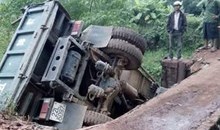 Chiếc xe cắm thẳng xuống suối theo chiều thẳng đứng.