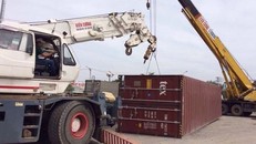Thùng container văng giữa vòng xoay ở Sài Gòn. 
