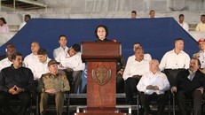 Chủ tịch Quốc hội Nguyễn Thị Kim Ngân dự và phát biểu tại Lễ mít tinh tưởng niệm Lãnh tụ Cuba Fidel Castro Ruz. Ảnh: TTXVN.