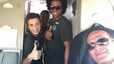 Cơ trưởng của máy bay Miquel Quiroga (phải) và các cầu thủ chụp ảnh trước khi chiếc máy bay xấu số cất cánh. (Ảnh: Mirror)