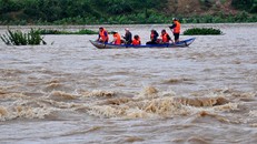 Các hồ chứa, nhà máy thủy điện đồng loạt xả lũ khiến nước dâng cao tràn về gây ngập vùng hạ lưu các tỉnh miền Trung. 