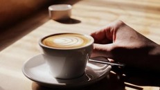 Lạm dụng cà phê có thể làm vòng một suy giảm nghiêm trọng.