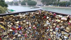 Ổ khoá tình yêu gắn trên cầu Pont Neuf ở trung tâm Paris. 
