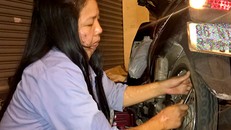 Chị Loan hàng ngày vẫn cùng chồng bơm vá xe mưu sinh ở góc đường xảy ra vụ án. 