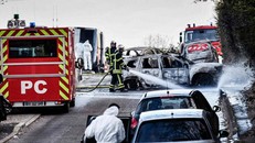 Cảnh sát và lính cứu hỏa tại hiện trường vụ cướp - Ảnh: Getty Images