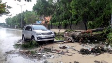 Nhiều tuyến đường ở Nha Trang tê liệt do mưa lớn. 