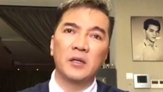 Mr. Đàm khóc nức nở khi live stream công khai phải trả nợ thay mẹ hơn 30 năm qua. Ảnh: Chụp màn hình.