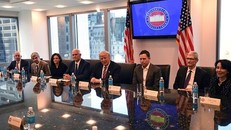 Donald Trump ngồi cạnh các lãnh đạo công nghệ trong cuộc gặp hôm qua. Ảnh: AFP