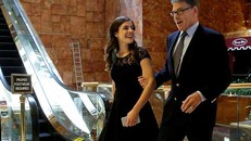 Madeleine thường hộ tống các nhân vật quan trọng như Thống đốc bang Texas Ricky Perry tới tháp Trump. (Ảnh: Reuters)