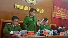 Trung tá Phạm Anh Sơn (người đứng) công bố kết quả điều tra chính thức vụ nổ súng sát hại Bí thư, Chủ tịch HĐND tỉnh Yên Bái.