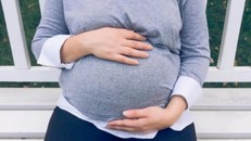 Một phụ nữ 67 tuổi đã mang thai hộ thành công cho cô con gái 43 tuổi - Ảnh: Alamy