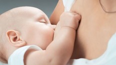 Ngoài việc cho trẻ bú, sữa mẹ còn có nhiều công dụng khác. Ảnh: Supermama.