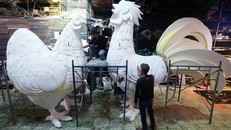 Cặp gà ở đường hoa Nguyễn Huệ được Công ty sản xuất Mỹ thuật, Q.12, TP.HCM thực hiện