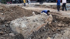 Ngôi mộ cổ được phát hiện khi đào đất làm đường. 