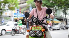 Tấn Beo sống bình dị, thân thiện nên người bán vé số cũng thân thiết với anh. 