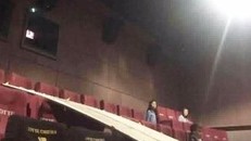 Mảng trần rạp chiếu phim rơi chúng đầu cô gái. Ảnh: Facebook.