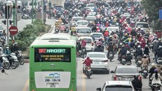 Những ngã tư lớn như Lê Văn Lương - Tố Hữu - Khuất Duy Tiến, buýt nhanh BRT vẫn di chuyển khó khăn trong giờ cao điểm