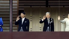 Nhật hoàng Akihito, Hoàng hậu Michiko và gia đình Thái tử Naruhito gặp gỡ người dân ngày đầu năm mới. Ảnh: Kyodo.