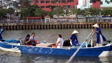 Thuyền du lịch đưa khách tham quan trên kênh Nhiêu Lộc - Thị Nghè. 
