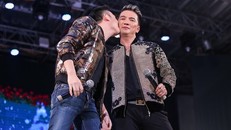 Dương Triệu Vũ thể hiện tình cảm với Mr. Đàm trên sân khấu. 