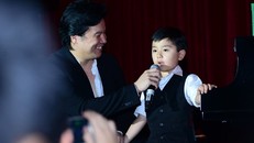 Thanh Bùi trò chuyện cùng Evan Lê trong đêm nhạc gây quỹ Trịnh Công Sơn tổ chức vào tháng 12/2016. Ảnh: NVCC.