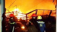 Cảnh sát phòng cháy chữa cháy phun nước chế ngự ngọn lửa.