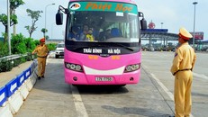 Cảnh sát giao thông kiểm tra xe khách chạy tuyến Thái Bình - Hà Nội có dấu hiệu chở quá người quy định trong năm 2016. 