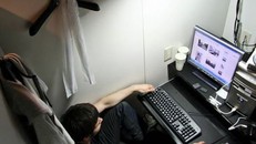 Lập web sex, 'câu' quảng cáo