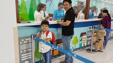 Trẻ bắt đầu được phụ huynh đưa đến khám tại Bệnh viện Nhi đồng Thành phố. 