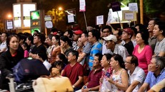 Rất đông người đứng chờ đón thân nhân từ nước ngoài về quê đón Tết tại sảnh đến Ga quốc tế Cảng HKQT Tân Sơn Nhất.