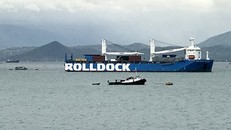 Tàu Rolldock Storm chở tàu ngầm 187 Bà Rịa – Vũng Tàu đang ở trong vịnh Cam Ranh