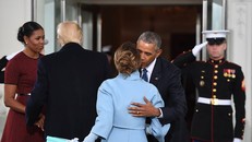 Vợ chồng ông Trump tới Nhà Trắng uống trà và trò chuyện cùng nhà Obama. Ảnh: Getty.