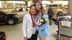 Ông Hoàng Kiều ra đón bạn gái khi cô đến Hawaii hôm 21/1 (theo giờ địa phương) được con dâu tỷ phú chia sẻ. Ảnh: FBNV.