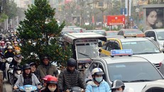 Một người chở quất thuê gặp khó tại nút giao Cầu Giấy - Xuân Thủy - Nguyễn Phong Sắc