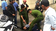 Nghi phạm cướp giật ở TP.HCM bị cảnh sát bắt giữ.