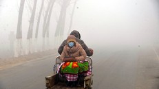 Hơn 40 thành phố ở Trung Quốc đã ban hành cảnh báo về khói mù. Trong đó, 24 thành phố ban hành mức báo động đỏ như Bắc Kinh hay Đường Sơn, thành phố sản xuất thép lớn thuộc tỉnh Hà Bắc, và Tế Nam, thuộc tỉnh Sơn Đông giàu than đá. Ảnh: Reuters.