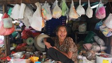 Ngày và đêm trong suốt hơn 80 năm cuộc đời của bà cụ Lương Ý gắn bó với Chợ Cũ. 