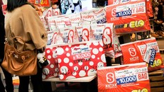 Túi Fukubukuro được bày bán ở hầu hết cửa hàng tại Nhật Bản vào dịp tết. Ảnh: Noteofnomads .