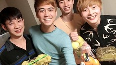 Các tiền bối của Hà (du học sinh Việt Nam ở Nhật) chuẩn bị mâm ngũ quả đón Tết. 