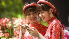 Chúc Tết anh em, bạn bè, người quen thuộc... là nét văn hóa đẹp của người Việt Nam. 