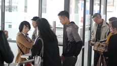 Đầu giờ sáng 6/2, nhiều người xếp hàng mua vé buýt nhanh tại bến Kim Mã. 