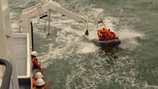 Ca nô chìm giữa biển, 14 người thoát chết nhờ mặc áo phao