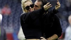 Lady Gaga chụp ảnh tình tứ cùng bạn trai Christian Carino trên sân khấu sự kiện Super Bowl vào cuối tuần trước. Ảnh: ET Online w