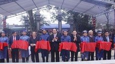 Chủ tịch nước Trần Đại Quang cắt băng khánh thành đền thờ vua Mai Hắc Đế. 