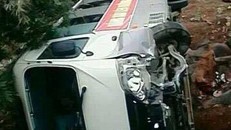 Chiếc xe khách được cho là chở các tân binh trên đường đến đơn vị gặp nạn. Ảnh: Beat.vn.