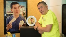 Trong nhà Nhật Cường trưng nhiều món đồ kỷ niệm fan tặng.