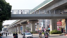 Cầu vượt giúp người đi bộ qua đường an toàn. 