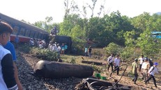 Hiện trường vụ lật tàu hỏa tại Huế. 