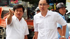 Phó chủ tịch UBND quận 1 Đoàn Ngọc Hải (trái) trực tiếp xử lý tình trạng lấn chiếm vỉa hè trên địa bàn. 