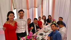 Nam MC cùng bạn gái Ngọc Hương chụp hình với khách mời trong đám hỏi như NSND Tự Long, ca sĩ Mỹ Dung.